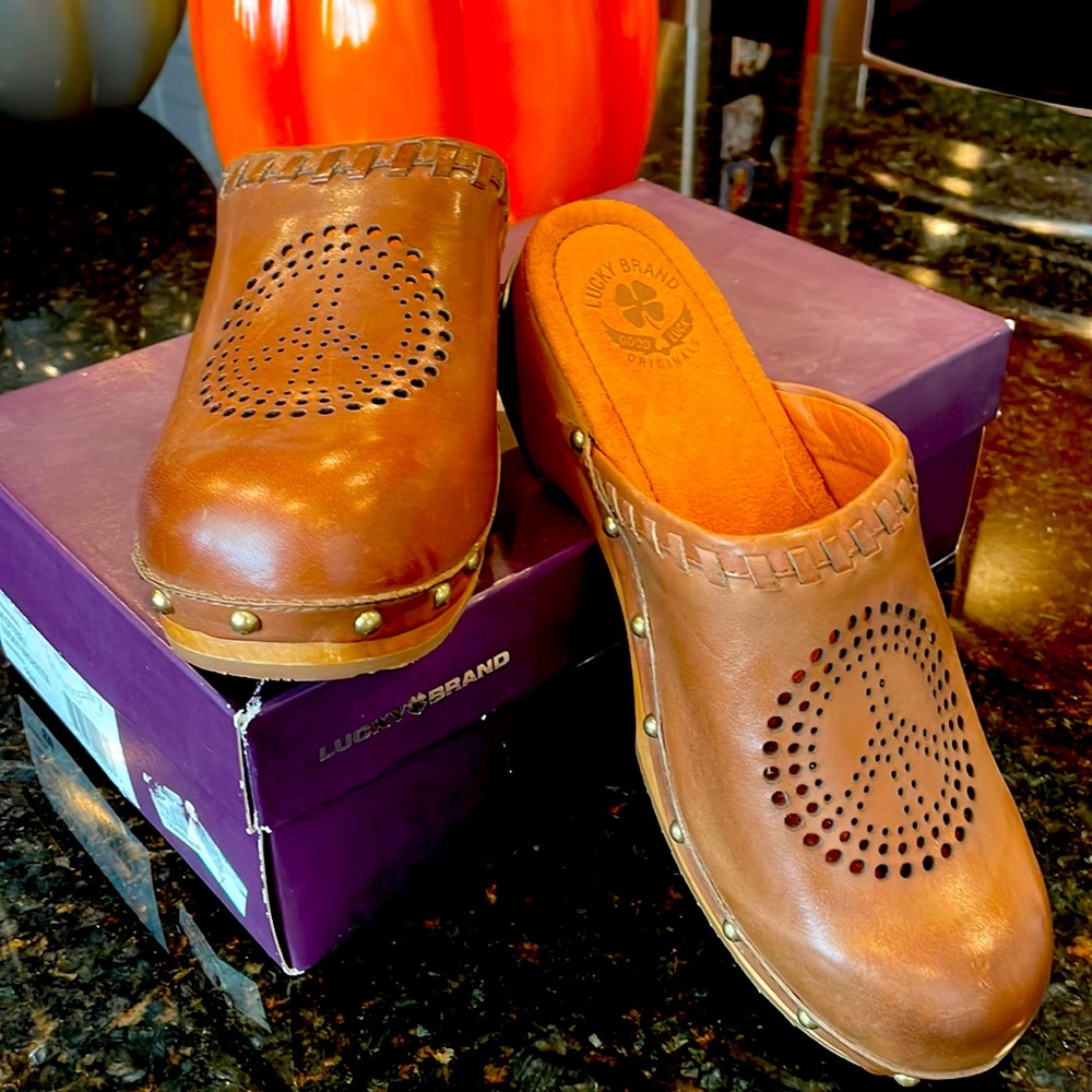 Lucky Brand leather clogs. New! Wood bottom